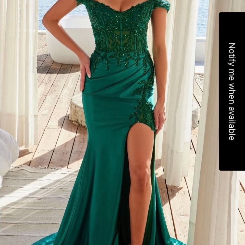 Elegant Emerald Off-Shoulder Evening Gown with Thigh Slit